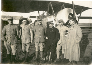 Baudrillon, Delfour, Siedel, Anjoras, Jarre et Stugocki posent devant un Nieuport