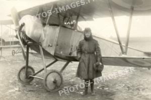 Georges Guynemer en tenue de pilote devant un Nieuport