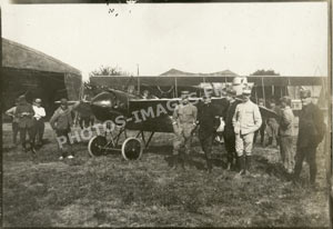 Pilote et mécaniciens devant un avion  Morane-Saulnier pendant la guerre 14-18