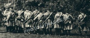 La troupe qui retient le ballon d'observation  avant son envol pendant la guerre de 1914-1918