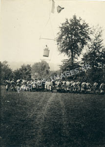 La troupe retient un ballon d'observation  paré à l'envol pendant  la guerre de 14-18