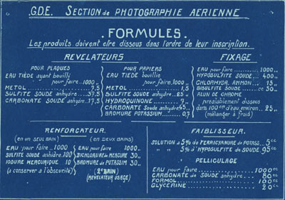Fiche technique de 1914-1918 donnant les formules de composition chimique pour les révélateurs, fixateurs, renforçateur, et faiblisseur de plaques et papier photo.