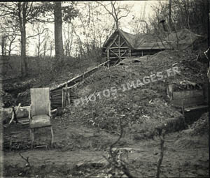 Vue de c�t� de l'entr�e am�nag�e de l'abri souterrain.