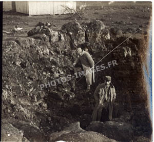 Militaires dans un trou d'obus