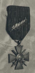 Médaille agrafée sur le fanion de l'escadrille F 19