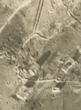 d&eacute;tail de la vue verticale des tranch&eacute;es et maisons en ruine pr&egrave;s du fort de Douaumont et de l'est de la for&ecirc;t  d'Hardaumont pendant la guerre de 1914-1918