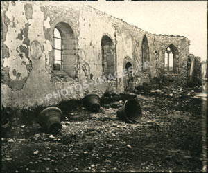 Les 3 cloches posées sur le sol de l'église au vaisseau détruit de Vaubécourt