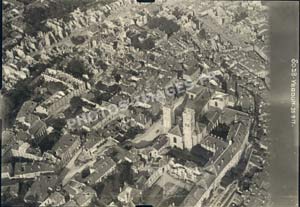 Photo a&eacute;rienne de la cath&eacute;drale Notre Dame de Verdun emmergeant des ruines de la ville bombard&eacute;e en 1914-1918