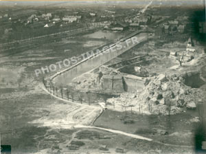 Photo aérienne de la ville de Ham avec son canal
     et le fort dynamité à l'explosif par les Allemands  à leur départ