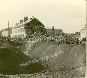 Photo du gigantesque entonnoir du cratère de mine dans la ville de Ham
    pendant la guerre de 1914-1918