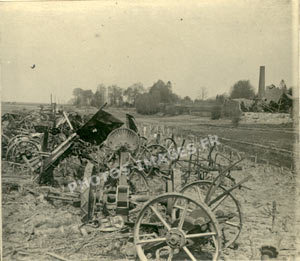 Photo d'un amoncellement d'engins agricoles entassés comme pour servir de barrière à  Ham pendant la guerre de 1914-1918