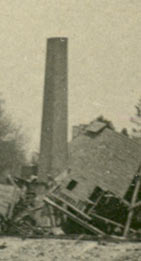 Photo de l'usine explosée dont il ne reste plus que la cheminée à Ham pendant la Grande Guerre de 14-18