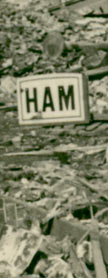 Photo du panneau de la gare de Ham gisant dans les décombres provoqués par le dynamitage.