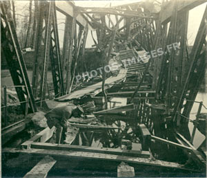 Photo d'un pont de chemin de fer détruit à l'explosif  pendant la guerre de 1914-1918 &agrave; Ham