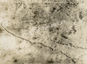 Vue d'avion de l'arrivée des renforts français dans les tranchées de Vermandovillers en 1917