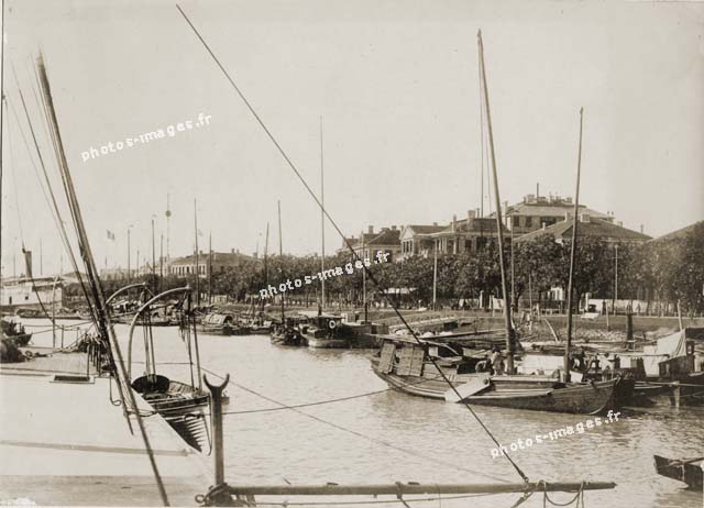 Jonques à quai,  Bund, Shang-Haï, Chine 1900.