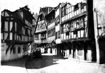 Rue du Bain aux Plantes et maisons à colombages à Strasbourg dans les années 30