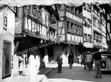 Les façades à colombages caractéristiques de la rue du Bain aux Plantes à Strasbourg dans les années 1930