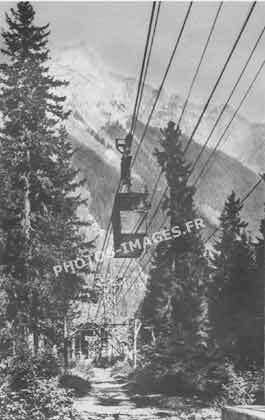 Le téléférique de l'Aiguille du Midi à Chamonix, en carte postale de 1920