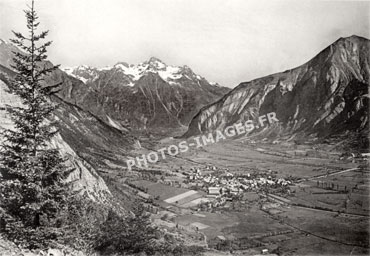 Ancienne photo de Bourg-d'Oisans et la chaîne de Belledone
