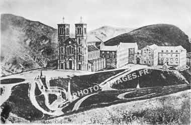 Photo ancienne de Notre-Dame-de-La-Salette sanctuaire ouest en carte postale de 1930
