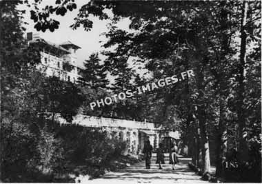 Allée du parc de Chatel-Guyon en 1950 cpa