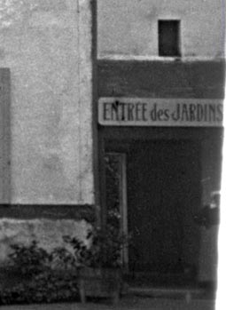 L'entrée des jardins de Néris les Bains à droite de la mairie