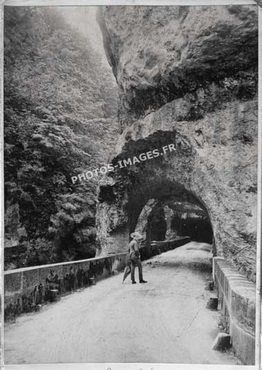 La route des Grands Goulets à la Chapelle-en-Vercors le long de la Vernaison