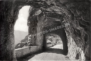 Longeant la Vernaison, la route des Grands Goulets à la Chapelle-en-Vercors