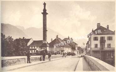 En bout du pont de l'Arve, la colonne dédiée à Charles Félix de Savoie