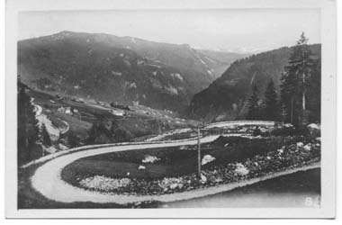 La route en lacet au col des Aravis