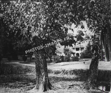 Photo ancienne du jardin du château Saint-Jean en 1947