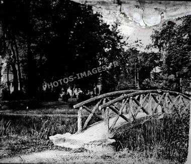 Photo ancienne du pont dans le parc du  château Saint-Jean à Montluçon
