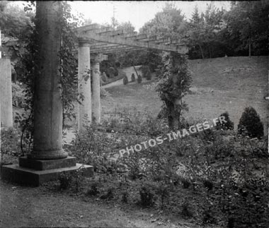 Les jardins de Néris les bains, photo ancienne de 1947