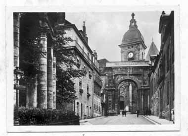 vestiges du théâtre romain et la Porte Noire