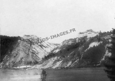 La cluse de Joux avec le fort de Joux et le fort du Larmont