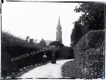 Photo ancienne d'une rue de Ploufragan et de son clocher