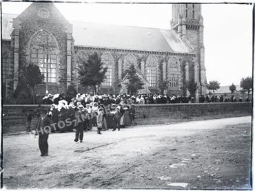L'église de Ploufragan, photo ancienne de la sortie de la messe