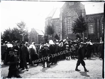 Les participants à la messe de l'église de Ploufragan, photo ancienne de lleur sortie