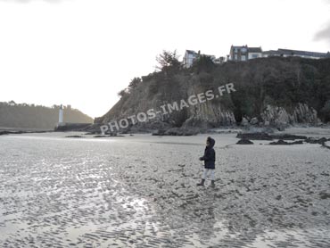 La falaise et le phare d'entrée du Légué, photo actuelle prise de la plage