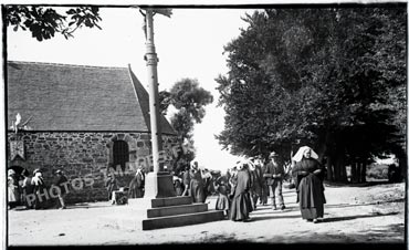 Ancienne chapelle de St-Hervé pendant le pardon, photo de 1911