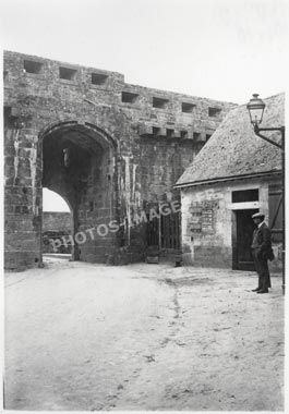 Une porte d'entrée dans la muraille de la ville close de Concarneau, photo ancienne de 1923 