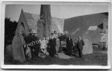 La famille devant le monument aux morts près de l'église de Plozevet, ancienne photo de 1930