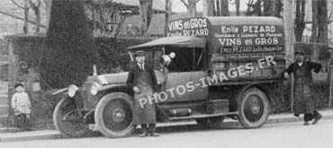 Photo ancienne de la voiture Pezard dans la commune d'Aix-d'Angillon