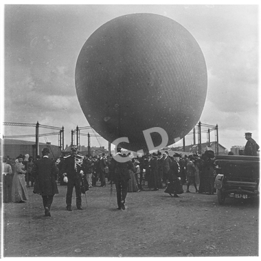 Vue ancienne d'un envol de ballon à Charleville en 1910