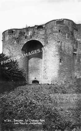 Vue ancienne du château fort et des Tours Jumelles de Sedan en carte postale de 1930
