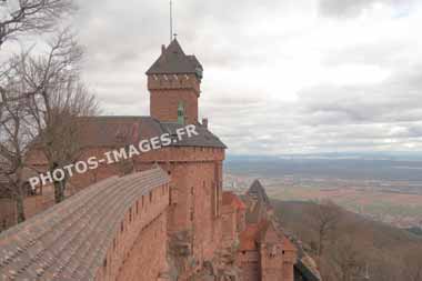 Le donjon du château du Haut-koenigsbourg et la plaine d'Alsace