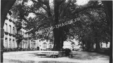 Photo ancienne de la grande cour du Mont Sainte-Odile en Alsace