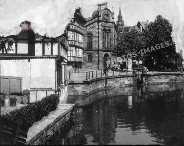Maison et rue en bordure d'un canal dans la Petite France à Strasbourg