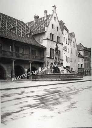 Photo de l'ancienne douane et la fontaine à Colmar en carte postale de 1930